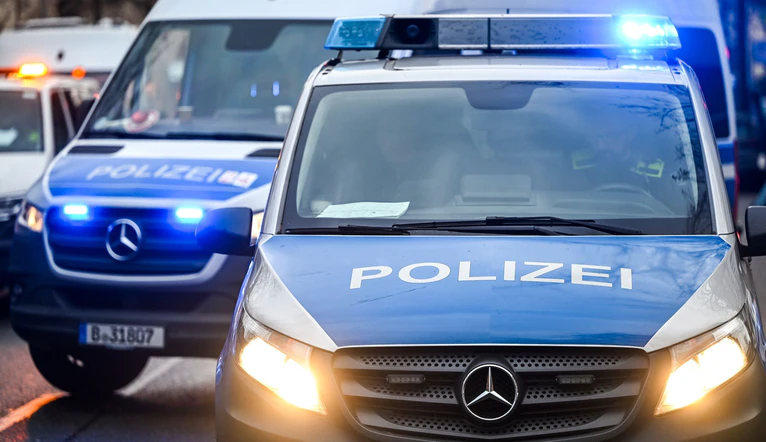 Mit einem Großaufgebot fahndet die Polizei nach den Flüchtigen. (Symbolbild) — © Jens Kalaene/dpa