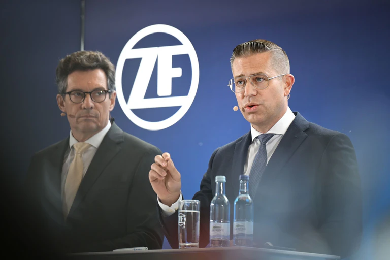 Mathias Miedreich (rechts) steuert ZF durch die Krise. Neben ihm: Finanzchef Michael Frick. (Archivbild) — © Felix Kästle/dpa