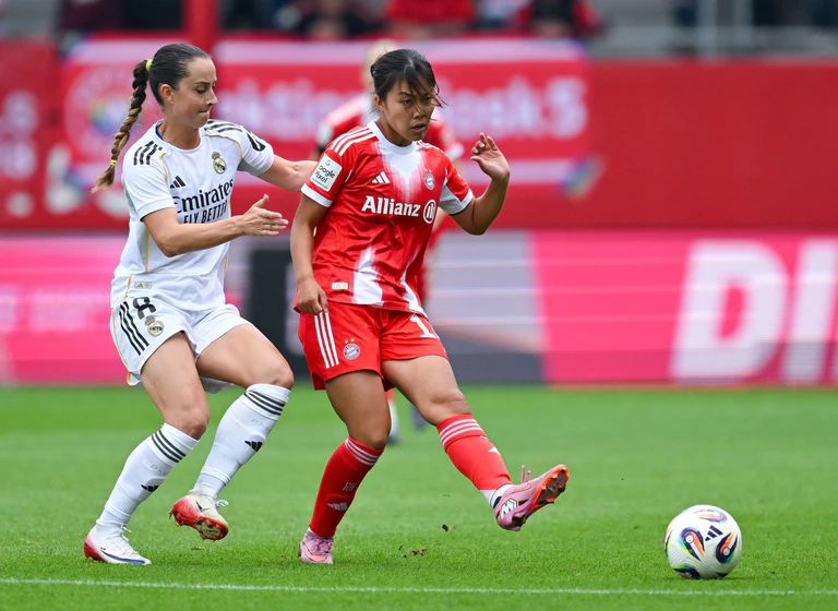 Weiß gegen Rot: Sara Däbritz (l) gastiert mit Real Madrid bei den Münchnerinnen um Momoko Tanikawa. (Archivbild) — © Sven Hoppe/dpa