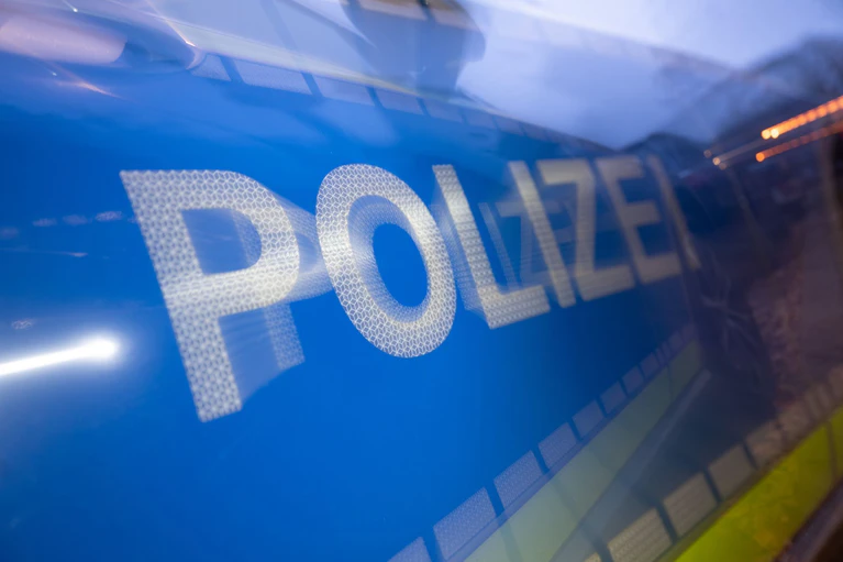 Bei einem Verkehrsunfall ist ein Motorradfahrer schwer verletzt worden. (Symbolbild) — © Marijan Murat/dpa