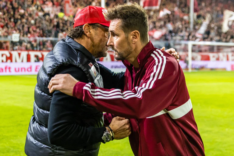 Klose (r) hatte vor Cottbus gewarnt. — © Frank Hammerschmidt/dpa