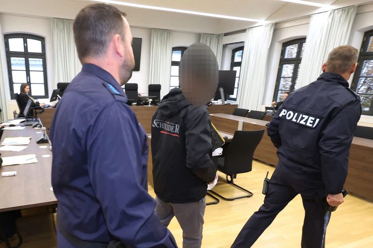 Von Polizisten wurde der Angeklagte in den Gerichtssaal geführt, dabei musste er Fußfesseln tragen. — © Karl-Josef Hildenbrand/dpa