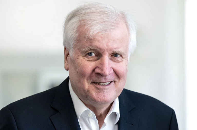 Horst Seehofer (CSU) begrüßt die verschärften Regeln in der EU für Asylsuchende. (Archivbild)  — © Sven Hoppe/dpa