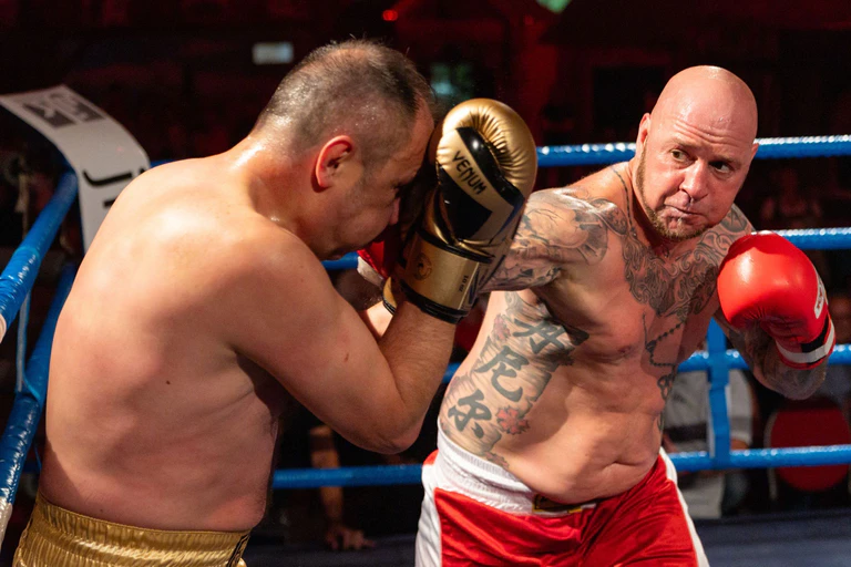 Die Amateurboxer Daniel Bertz (r) gewinnt für Thüringen gegen Hasan Arli für Nürnberg bei dem Show-Boxkampf.  — © Michael Reichel/dpa