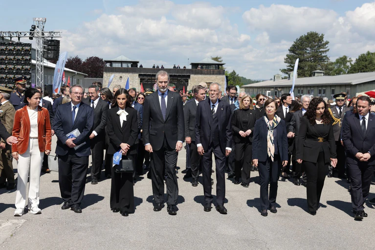 Königin Letizia (3.v.l.) und König Felipe VI. (4.v.l.) gehen neben Österreichs Bundespräsident Alexander Van der Bellen (5.v.l.) in der KZ-Gedenkstätte Mauthausen. — © Fotokerschi.At/Hannes Draxler/APA/dpa