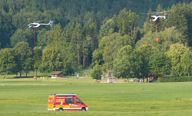 Rund 200 Einsatzkräfte versuchen, den Brand zu löschen. — © Uwe Lein/dpa