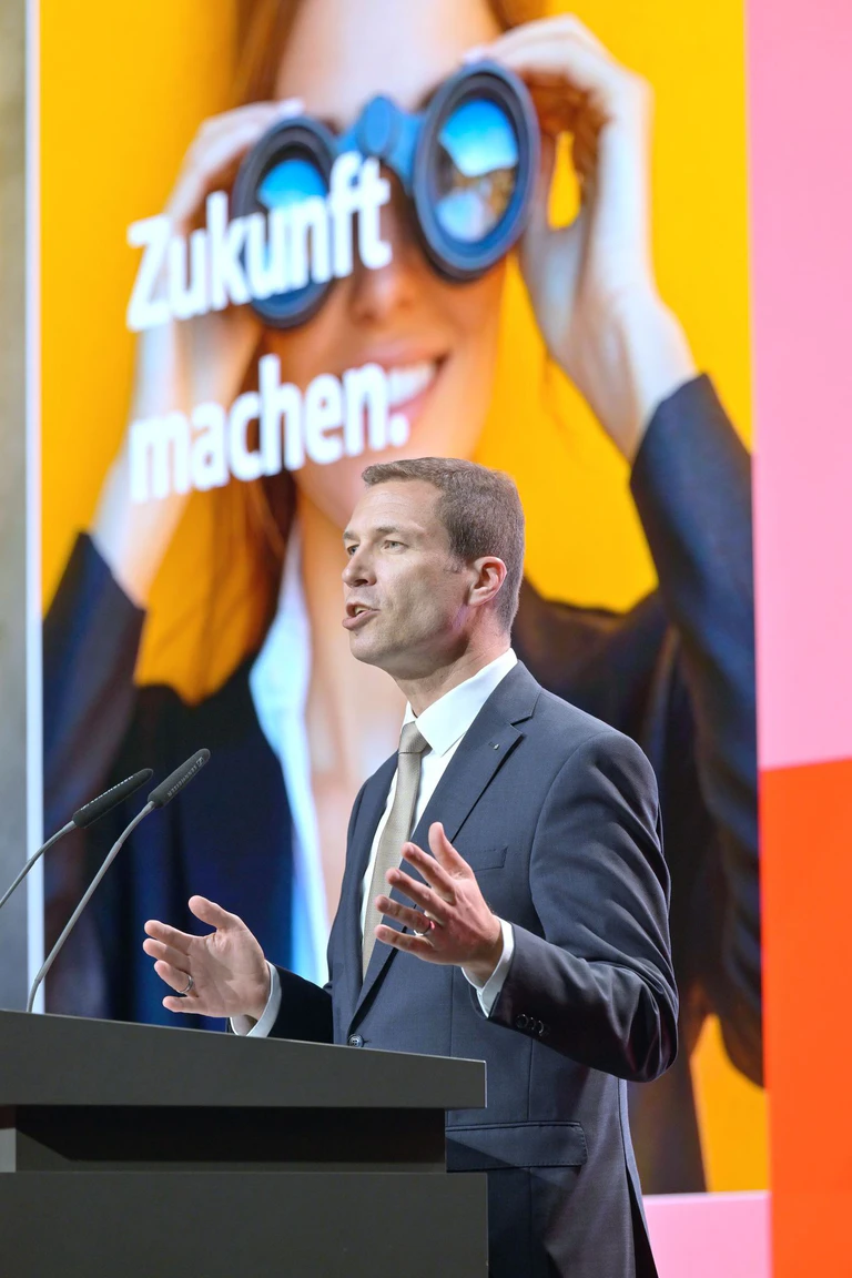 Sparkassenpräsident Matthias Dießl will das lückenhafte Finanzwissen in der Bevölkerung verbessern.    — © Astrid Schmidhuber/Bayerischer Sparkassenverband/dpa