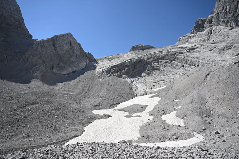 Der Watzmanngletscher wirkt kaum noch ein Gletscher. — © Angelika Warmuth/dpa