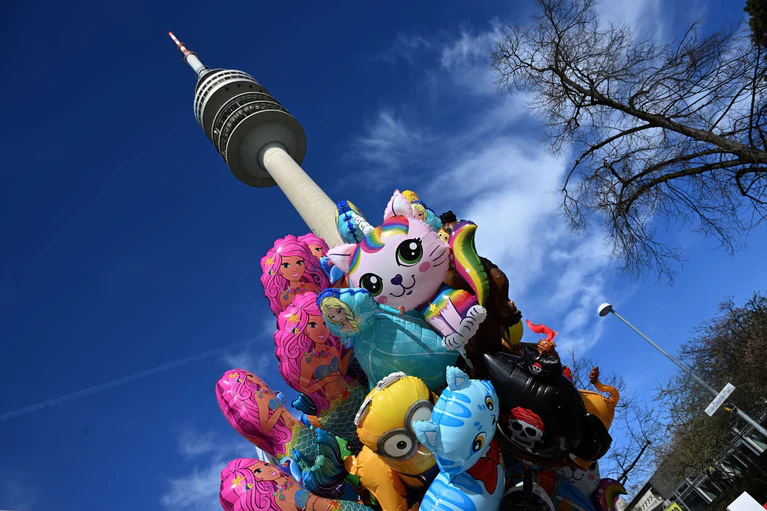 Bei strahlendem Wetter wurde im Olympiapark Ostern gefeiert.   — © Felix Hörhager/dpa