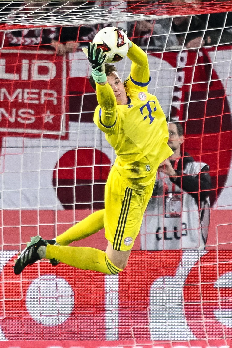 Jonas Urbig wird auch im Pokal wieder im Bayern-Tor stehen. — © Harry Langer/dpa