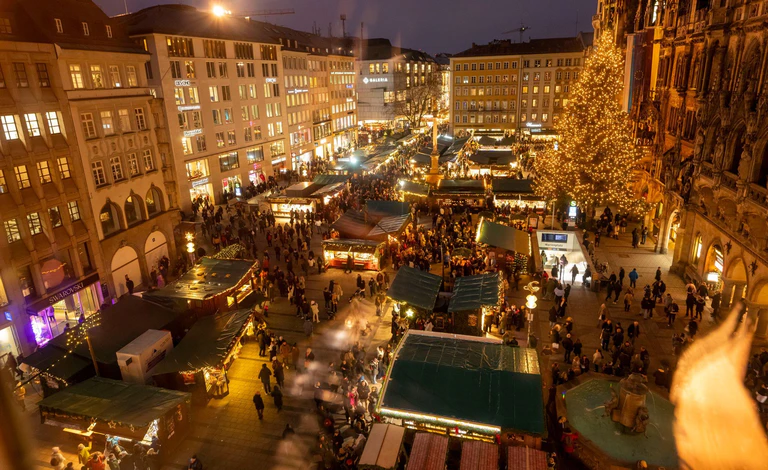 Der Christkindlmarkt am Marienplatz ist auch bei Touristen sehr beliebt. (Archivfoto) — © Peter Kneffel/dpa