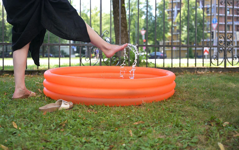 Die Menschen in Bayern müssen sich auf Temperaturen jenseits der 30 Grad einstellen. (Archivbild) — © Malin Wunderlich/dpa