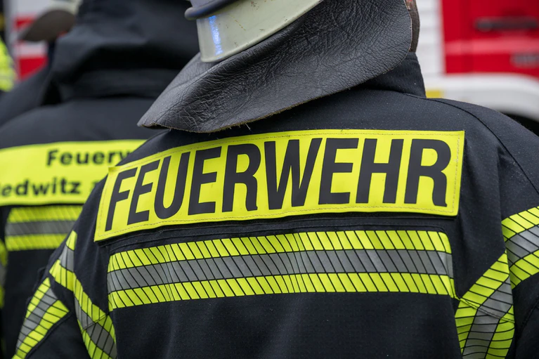 Feuerwehrleute löschten den Brand und entdeckten im Gebäude eine leblose Person. (Symbolbild) — © Daniel Vogl/dpa