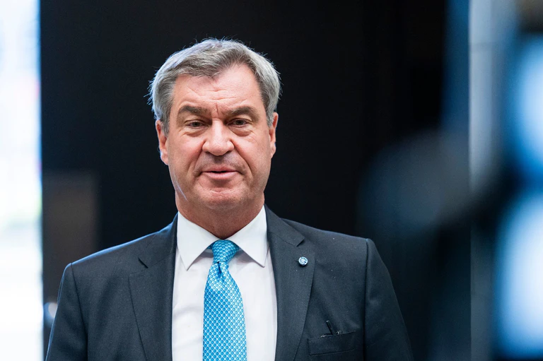 SPD und Grüne sollten nach Ansicht von CSU-Chef Söder nicht mit der Linken eine Regierung in Berlin eingehen. — © Christophe Gateau/dpa