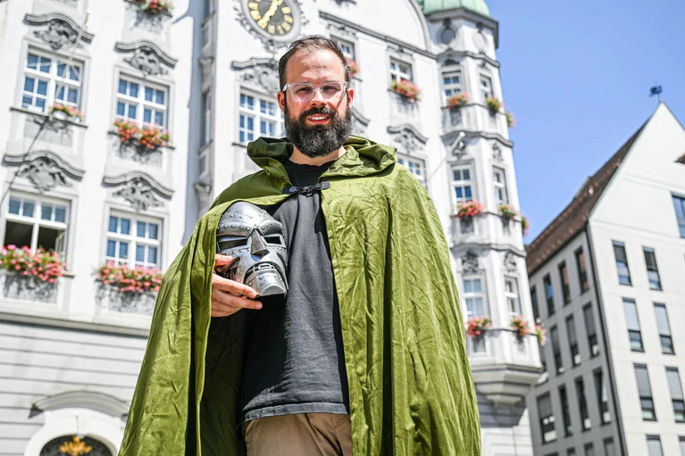 Oberbürgermeister Jan Rothenbacher wirbt als Bösewicht «Doctor Doom» dafür, dass der nächste Marvel-Film in Memmingen Premiere feiert. — © Jason Tschepljakow/dpa