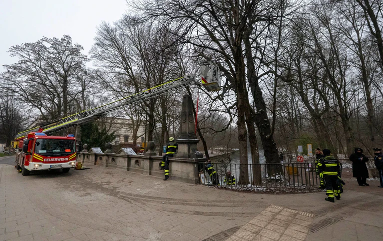 Ein Kran war im Einsatz. — © Peter Kneffel/dpa