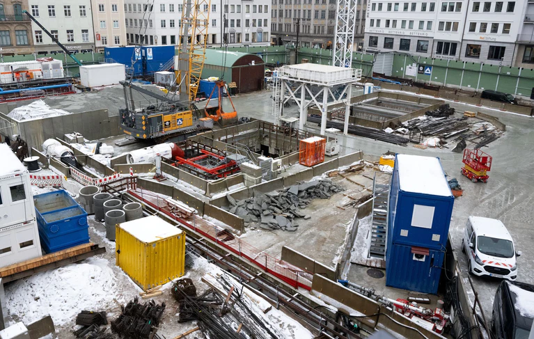 Die eigentliche Baustelle ist tief unter dem Boden: die neue S-Bahn-Haltestelle Marienhof in München (Archivbild). — © Sven Hoppe/dpa