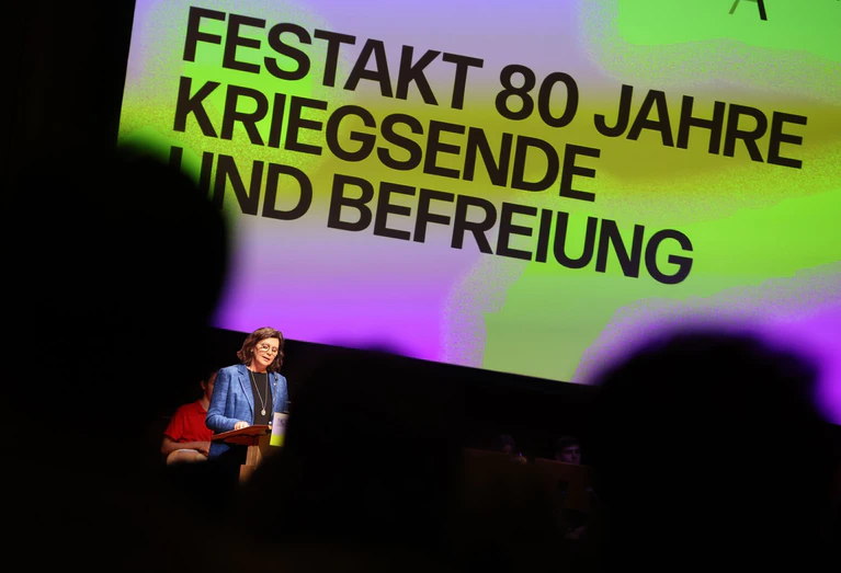 Bayerns Landtagspräsidentin Ilse Aigner (CSU) hat beim bayerischen Festakt zum 80. Jahrestag des Kriegsendes vor Bedrohungen für die Demokratie gewarnt. — © Karl-Josef Hildenbrand/dpa