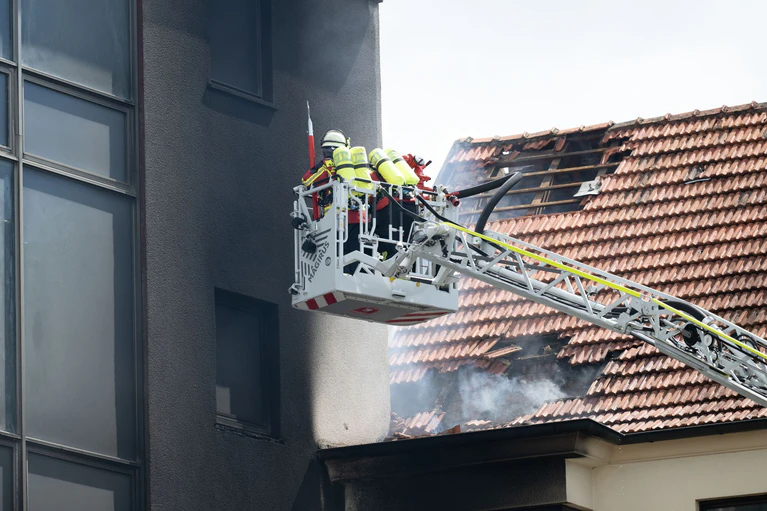 Im Einsatz war auch eine Drehleiter. — © Pia Bayer/dpa