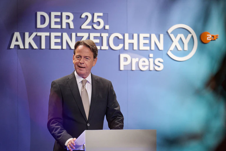 Moderator Rudi Cerne spricht während der 25. Verleihung der XY-Preise. — © Sebastian Christoph Gollnow/dpa