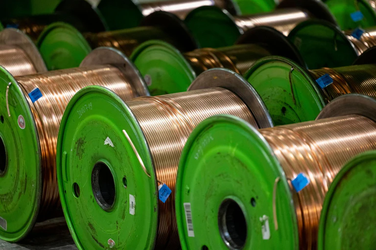 Stromkabel aus Kupfer. Das für die Industrie wichtige Metall und viele andere Rohstoffe sind im vergangenen Jahr wieder teurer geworden (Foto: Illustration)  — © Thomas Banneyer/dpa