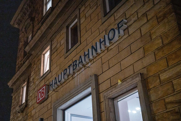 Bayreuth hat einen Hauptbahnhof, aber keinen ICE-Halt. (Symbolbild) — © Daniel Vogl/dpa