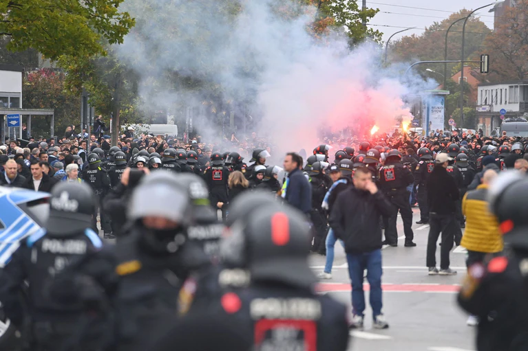 In und neben dem Stadion gab es viel zu tun für die Sicherheitskräfte. — © Frank Hoermann / SVEN SIMON/dpa