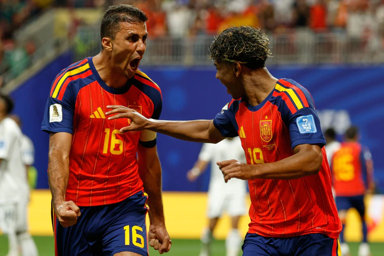 Spaniens Weltmeister Rodri und Lamine Yamal. (Archivbild) — © Erik S.Lesser/AP/dpa