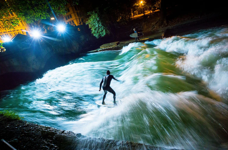 Bis vor Kurzem sah die Eisbachwelle noch so aus und begeisterte Surfer aus aller Welt. (Archivbild) — © Peter Kneffel/dpa
