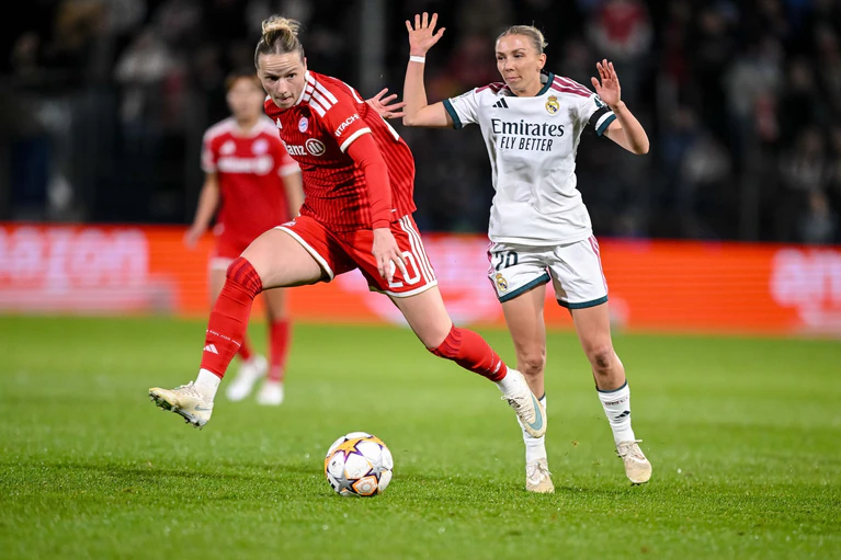 Duell zweier DFB-Nationalspielerinnen: Bayerns Kett (links) und Madrids Senß. — © Harry Langer/dpa