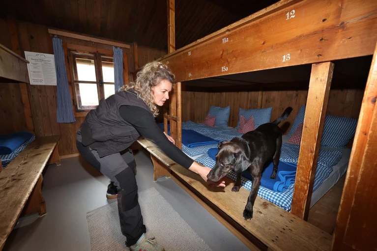 Hund Linus und seine Hundeführerin Laura Pannasch auf der Suche nach der Wanze.  — © Karl-Josef Hildenbrand/dpa