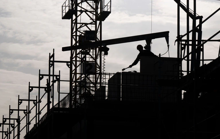 Die Perspektiven für die deutsche Wirtschaft sind laut Ifo-Institut trotz leicht erhöhter Konjunkturprognose mau. (Symbolbild)  — © Monika Skolimowska/dpa