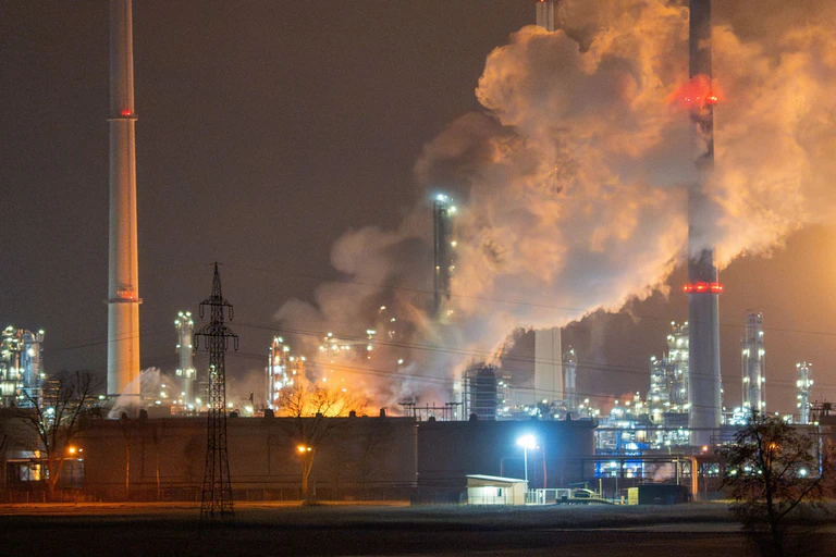 Noch ist unklar, wie hoch der Schaden nach dem Brand in der Raffinerie in Neustadt an der Donau ausfällt. (Archivbild) — © Lars Haubner/NEWS5/dpa