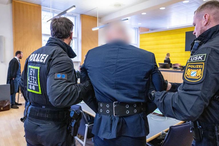 Für die Transport- und Bewachungseinsätze während Prozessen müssen Polizisten viele Arbeitsstunden aufwenden. (Archivbild) — © Armin Weigel/dpa