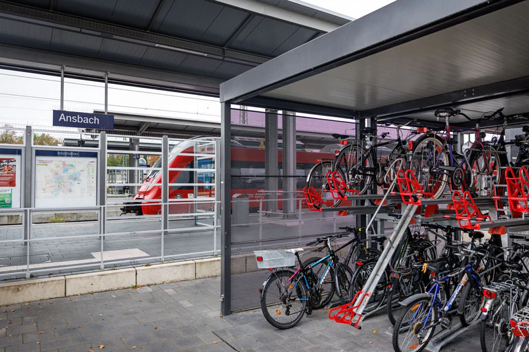 Am Bahnhof Ansbach befinden sich überdachte Fahrrad-Abstellanlagen in unmittelbarer nähe des Bahnsteigs. — © Daniel Karmann/dpa