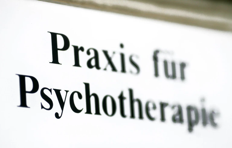4,5 Prozent weniger Honorare ab 1. April: Die beschlossenen Honorarkürzungen für Psychotherapeuten könnten die Versorgungslage für Patienten in Bayern weiter verschärfen. (Symbolbild) — © Jens Wolf/dpa-Zentralbild/dpa