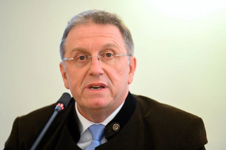 Oberfrankens Bezirkstagspräsident Henry Schramm (CSU) hat eine neue Richtlinie zur Vergabe von Ehrenmedaillen angekündigt. (Symbolbild) — © Nicolas Armer/dpa