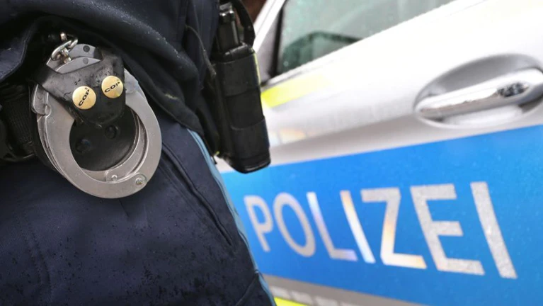 Erst nach der Übergabe fiel der Frau der Betrug auf und sie informierte die Polizei. (Symbolbild) — © Karl-Josef Hildenbrand/dpa