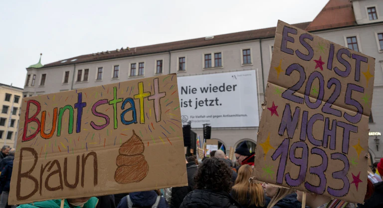 In Augsburg demonstrierten Menschen für Demokratie. — © Stefan Puchner/dpa
