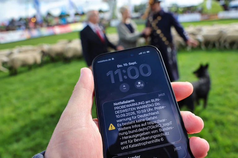 Um 11.00 Uhr wurden Millionen Telefone in Bayern laut - der Warntag hat nach ersten Erkenntnissen gut funktioniert.  — © Jens Büttner/dpa