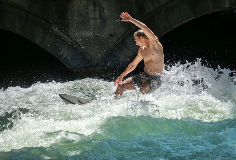 Surfen an der Eisbachwelle ist wieder einmal nicht möglich - Grund sind Arbeiten wegen Manipulationen an einem Wehr. (Archivbild) — © Peter Kneffel/dpa