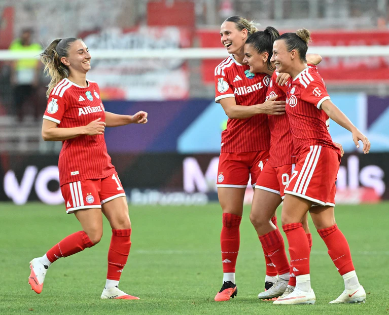 Jubel um Jovana Damnjanovic und Klara Bühl (r. und 3.v.r.) beim FC Bayern. — © Peter Kneffel/dpa