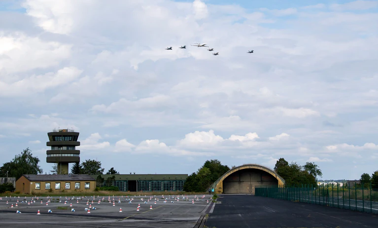 Der Fliegerhorst Fürstenfeldbruck kann auf eine lange und wechselhafte Geschichte zurückblicken. Nun ist klar: Die Bundeswehr will den Standort nicht bis 2030 aufgeben, sondern zur Ausbildung für die Luftwaffe nutzen. (Archivbild) — © Sven Hoppe/dpa