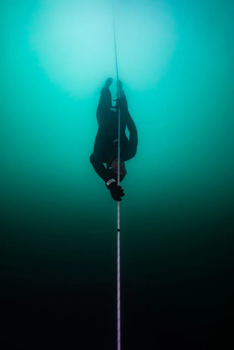 Am Seil zieht sich der Apnoe-Taucher Minja Marinković bis auf 85 Meter in die Tiefe. — © Samuel Mauch/dpa