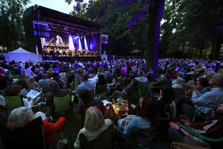 Das Festspiel-Open-Air lockt viele Menschen an. (Archivbild) — © Karl-Josef Hildenbrand/dpa