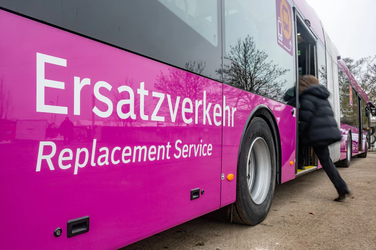 90 Busse werden als Ersatzverkehr auf den Strecken eingesetzt. (Archivbild) — © Armin Weigel/dpa