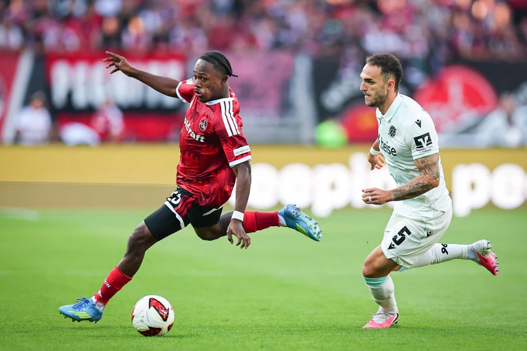 Einfach nicht zu stoppen: Nürnbergs Matchwinner Mohamed Ali Zoma (l).  — © Daniel Karmann/dpa