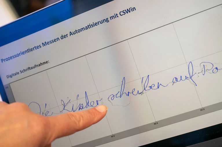 Die Stifte von Kindern, die Schreibschrift schreiben, legen in der Luft oft sehr viel längere Wege zurück als die Stifte von Druckschrift schreibenden Kindern (Archivbild). — © Peter Kneffel/dpa