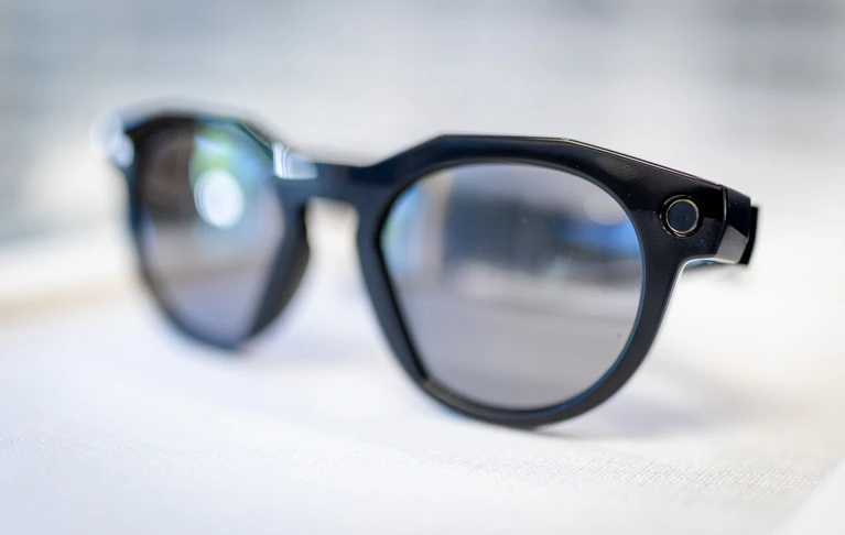 Smart Glasses können an Schulen vielfältige Probleme verursachen. (Symbolbild) — © Christoph Schmidt/dpa