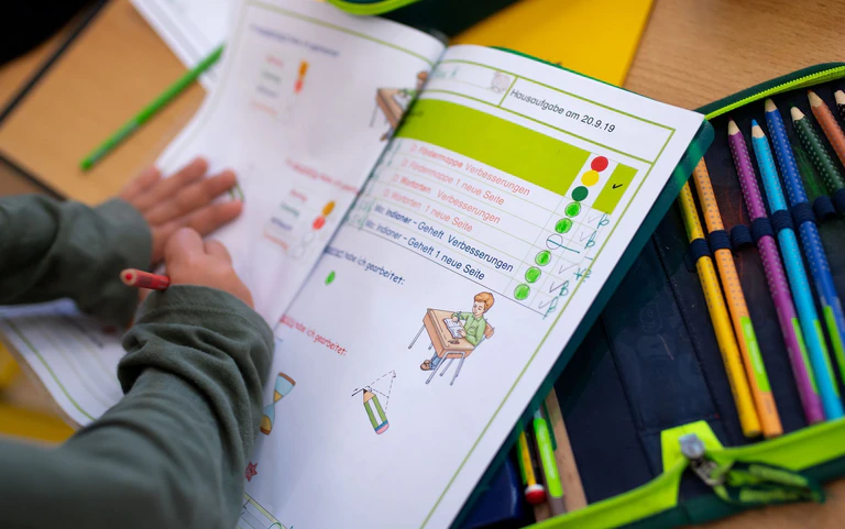 Für den Bayerischen Lehrer- und Lehrerinnenverband (BLLV) ist die gestiegene Zahl der Schulbegleiter beim eigentlichen Bedarf nur die Spitze des Eisbergs. (Symbolbild) — © Sven Hoppe/dpa